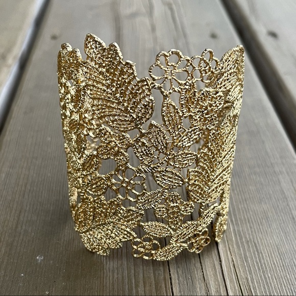 STELLA & DOT Chantilly Lace Cuff Gold Bracelet in Original Box - Picture 2 of 15